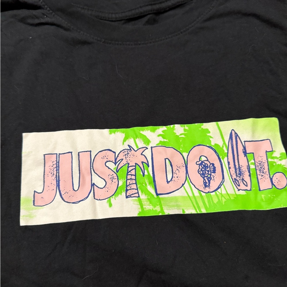 Nike mens Black Graphic T-Shirt